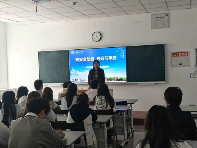 一群人在开会 AI 生成的内容可能不正确。