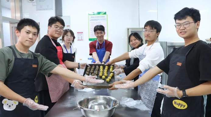 一群男人和女人在切蛋糕 AI 生成的内容可能不正确。