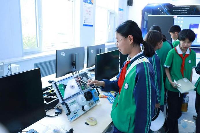 办公室的人 AI 生成的内容可能不正确。