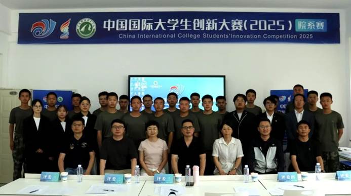一群人在台上演讲 AI 生成的内容可能不正确。