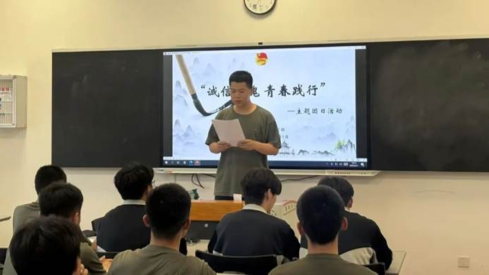 一群人在开会 AI 生成的内容可能不正确。
