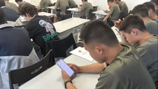 几个人在房间里 AI 生成的内容可能不正确。