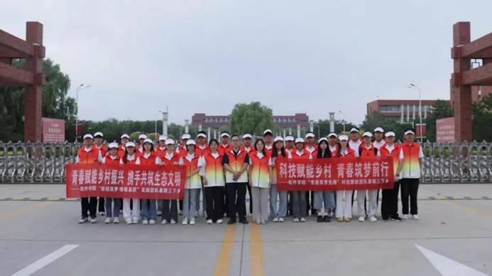 建筑前的广场上有许多人 AI 生成的内容可能不正确。