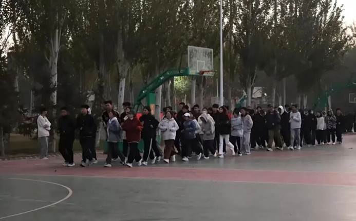 篮球运动员走在街道上 AI 生成的内容可能不正确。