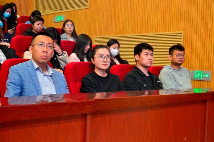 一群人站在桌子边 AI 生成的内容可能不正确。