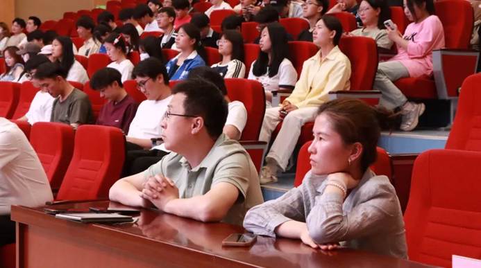 会议室的人 AI 生成的内容可能不正确。