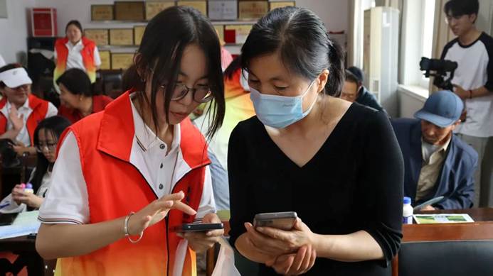 人拿着手机 AI 生成的内容可能不正确。