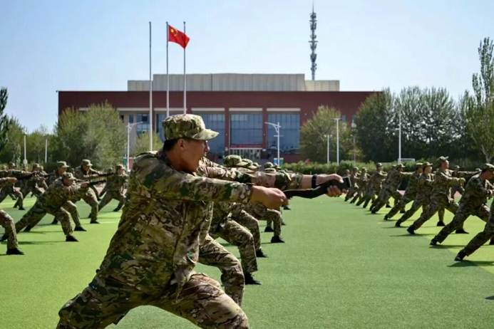 图片包含 草, 户外, 人, 军装 AI 生成的内容可能不正确。