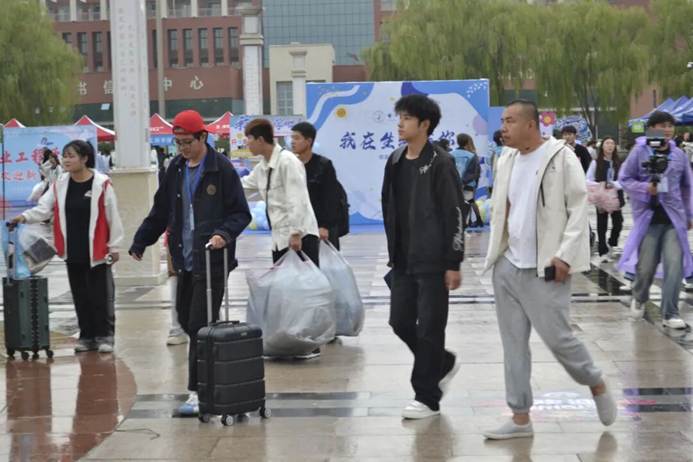 一群人在街道上走 AI 生成的内容可能不正确。