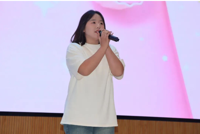 女人拿着手机 AI 生成的内容可能不正确。