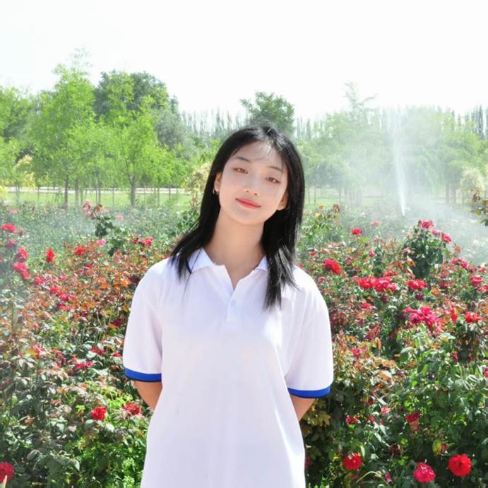 穿白色衣服的人站在花前 AI 生成的内容可能不正确。
