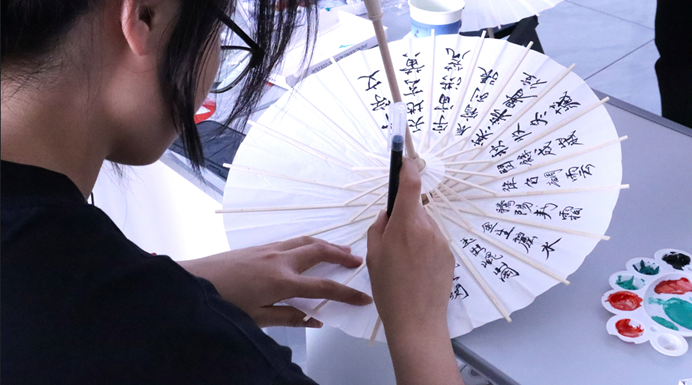 人手里拿着伞 AI 生成的内容可能不正确。