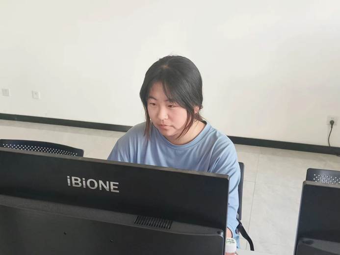 人拿着笔记本电脑 AI 生成的内容可能不正确。
