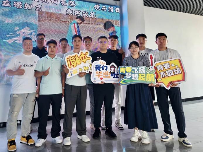一群穿着运动服的人 AI 生成的内容可能不正确。