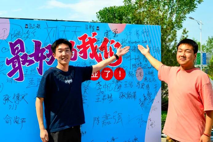 一些人站在涂鸦墙前 AI 生成的内容可能不正确。