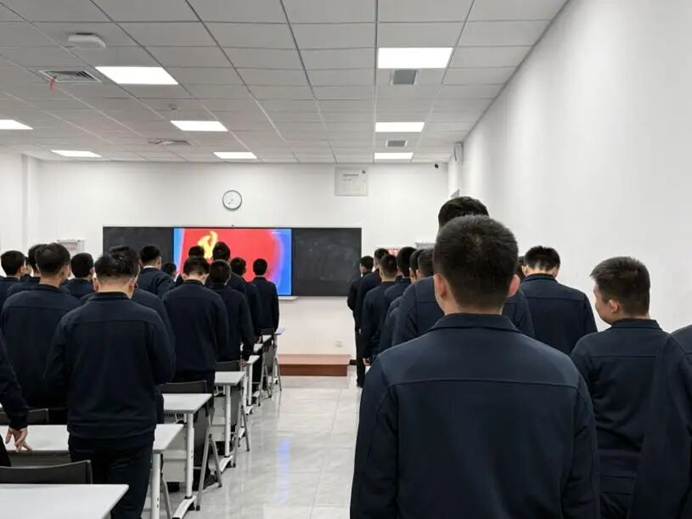 会议室里的人们 AI 生成的内容可能不正确。