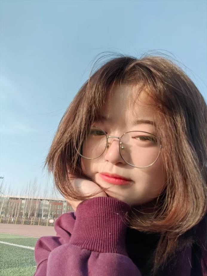 女人戴着眼镜 AI 生成的内容可能不正确。