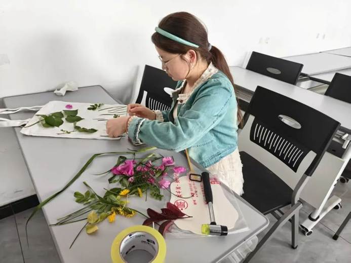 戴帽子的女人在桌子边 AI 生成的内容可能不正确。