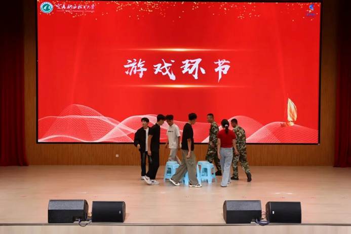 图片包含 室内, 人, 男人, 站 AI 生成的内容可能不正确。