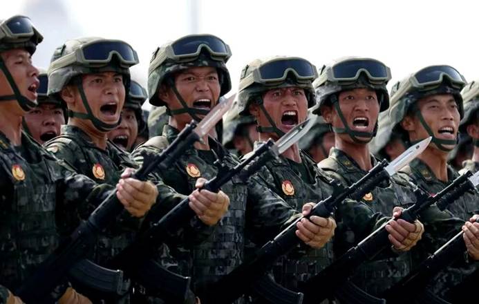 一群穿着军装的人 AI 生成的内容可能不正确。