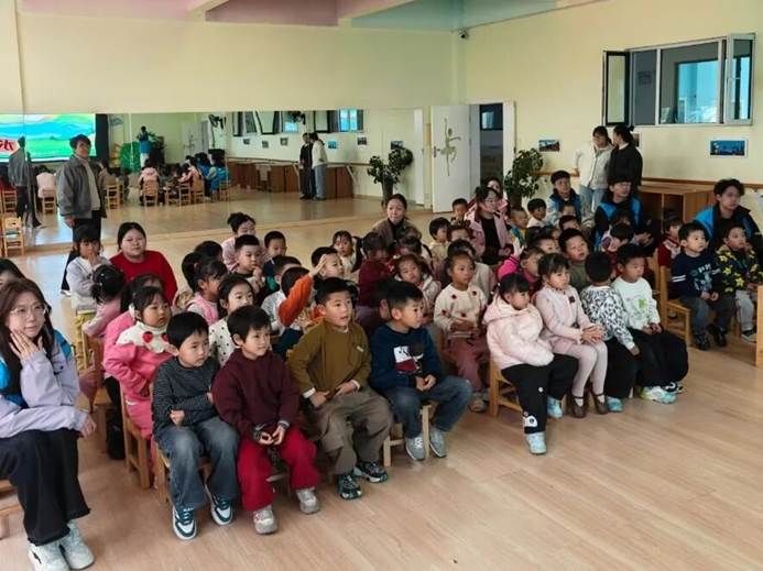 大厅的一群小孩 AI 生成的内容可能不正确。