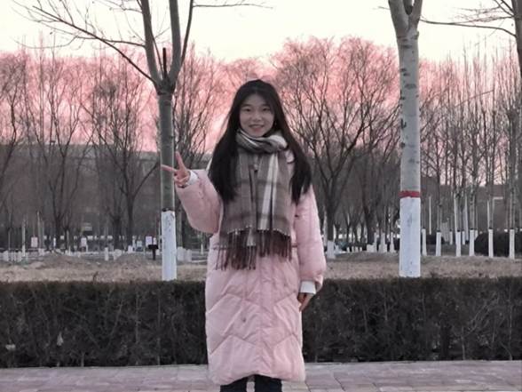女孩站在草地上 AI 生成的内容可能不正确。