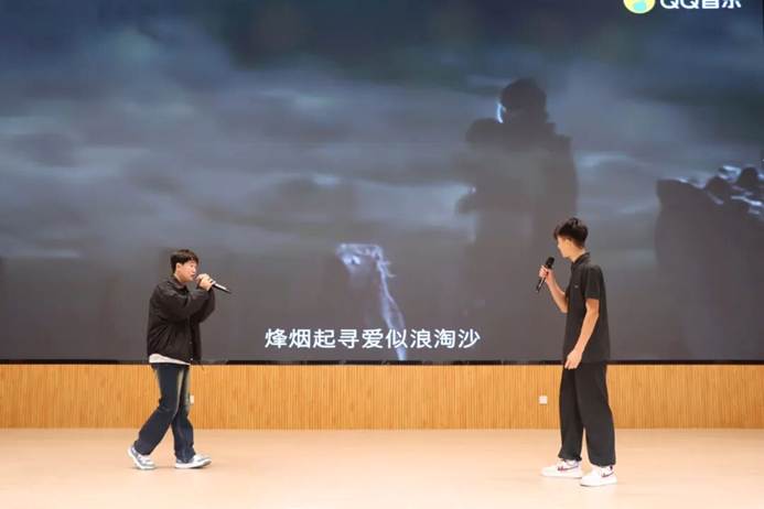 男人和女人在跳舞 AI 生成的内容可能不正确。