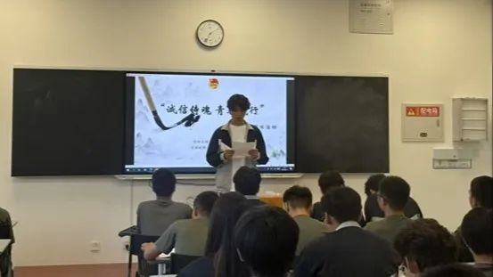 会议室里的人们 AI 生成的内容可能不正确。