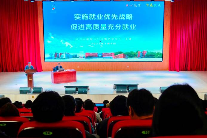 图片包含 人, 室内, 人们, 前 AI 生成的内容可能不正确。