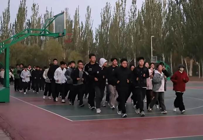 一群人站在路上 AI 生成的内容可能不正确。