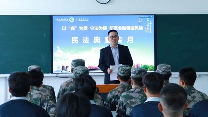 一群人在台上演讲 AI 生成的内容可能不正确。