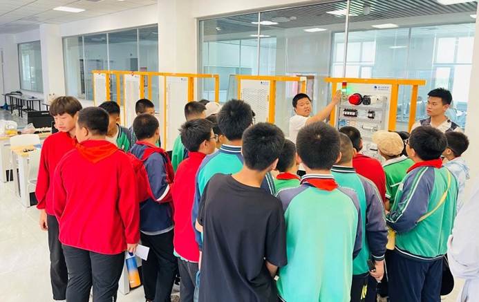 一群小孩站在室内 AI 生成的内容可能不正确。
