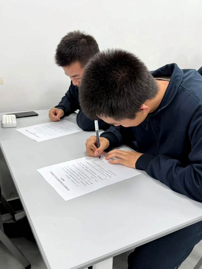 人在玩电脑 AI 生成的内容可能不正确。