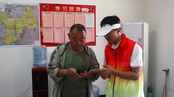 男人拿着枪 AI 生成的内容可能不正确。