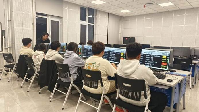 一群人在厨房里工作 AI 生成的内容可能不正确。